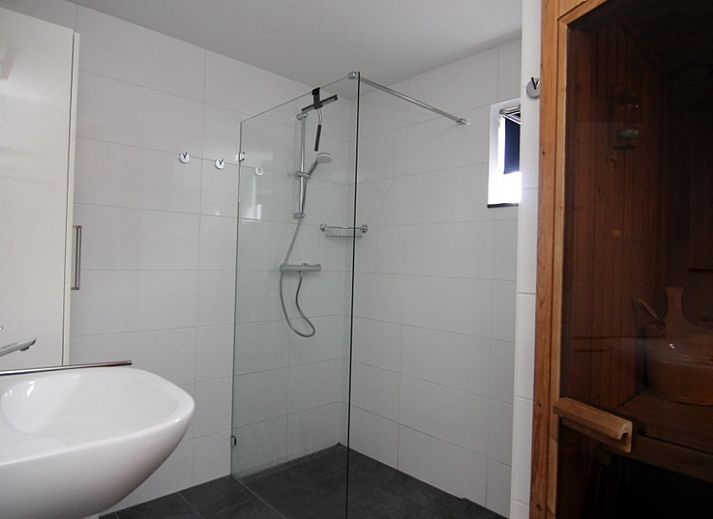 Vakantiehuis F 575 in De Cocksdorp, Texel biedt een charmante buitenruimte met groene tuin en uitnodigende natuur.