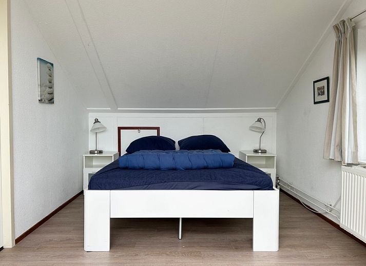 Vakantiehuis F 575 in De Cocksdorp, Texel, omgeven door een groene tuin, ideaal voor een ontspannen verblijf op de Waddeneilanden.