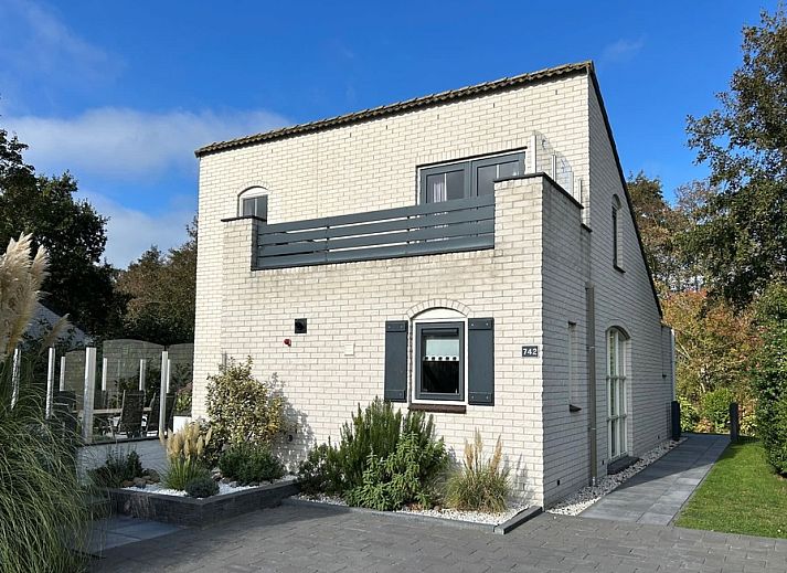 Vakantiehuis F 742 in De Cocksdorp, Texel, biedt een charmant verblijf met een zonnige gevel en groene omgeving op de Waddeneilanden.