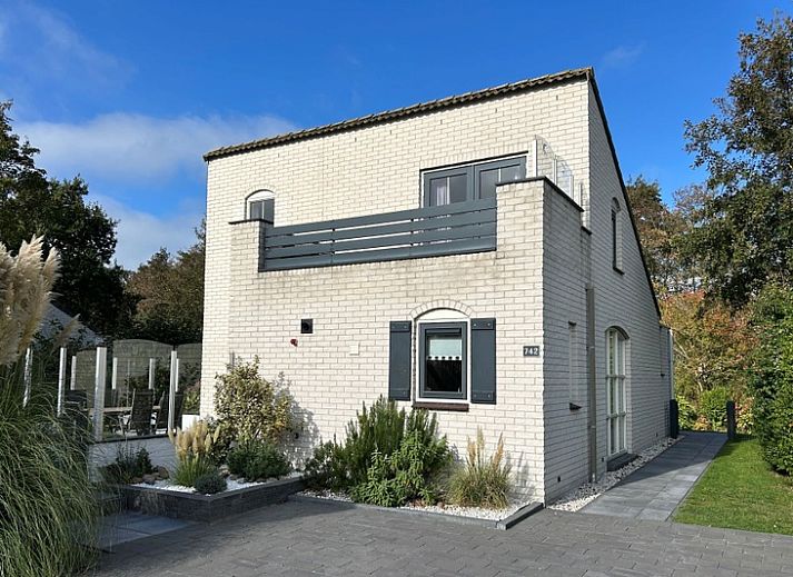 Vakantiehuis F 742 in De Cocksdorp, Texel, biedt een charmant verblijf met een zonnige gevel en groene omgeving op de Waddeneilanden.