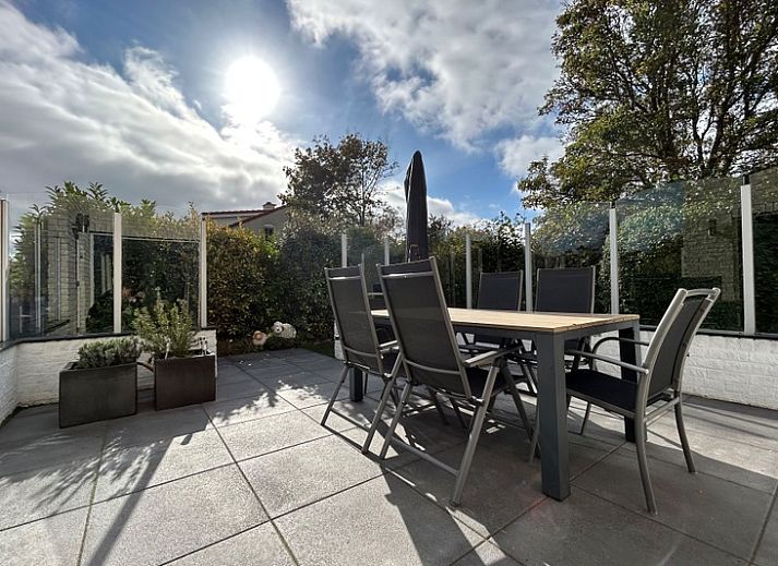 Vakantiehuis F 742 in De Cocksdorp, Texel, biedt een charmant verblijf met een zonnige gevel en groene omgeving op de Waddeneilanden.