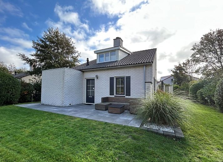 Vakantiehuis F 742 in De Cocksdorp, Texel, biedt een charmant verblijf met een zonnige gevel en groene omgeving op de Waddeneilanden.