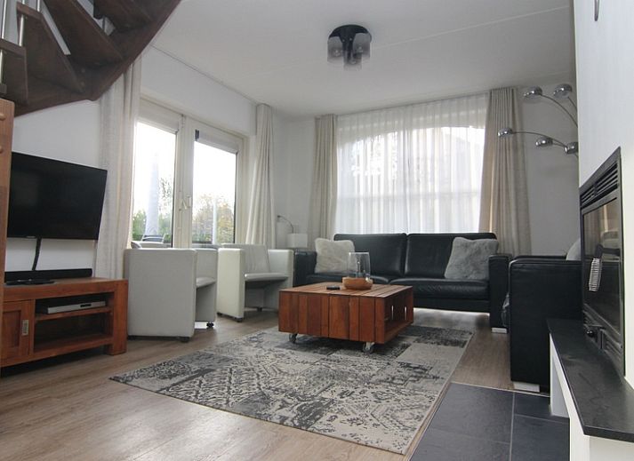 Vakantiehuis F 742 in De Cocksdorp, Texel, biedt een charmant verblijf met een zonnige gevel en groene omgeving op de Waddeneilanden.