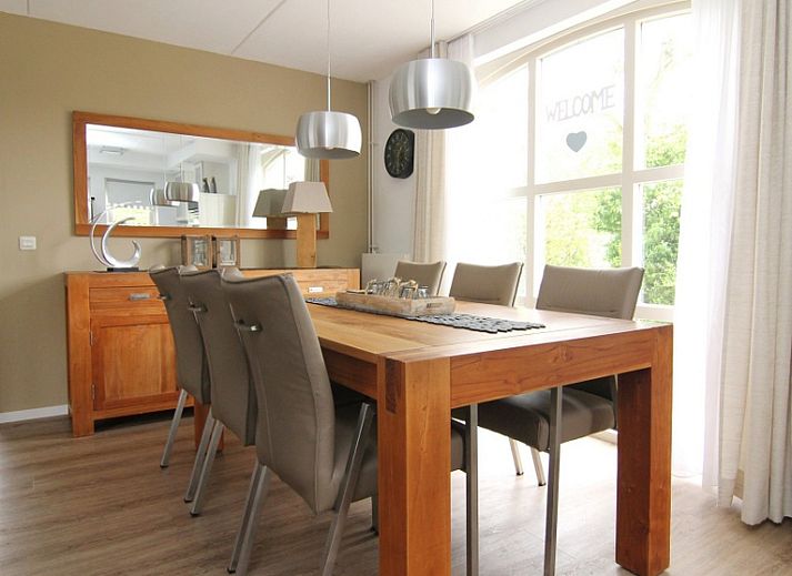 Vakantiehuis F 742 in De Cocksdorp, Texel, biedt een charmante buitenkant met moderne architectuur en een uitnodigend terras.