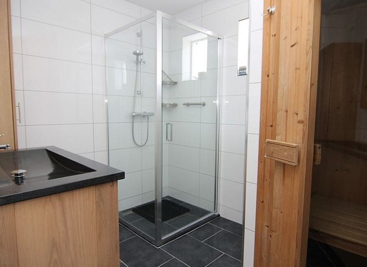 Vakantiehuis F 742 in De Cocksdorp, Texel, biedt een charmante buitenkant met moderne architectuur en een uitnodigend terras.