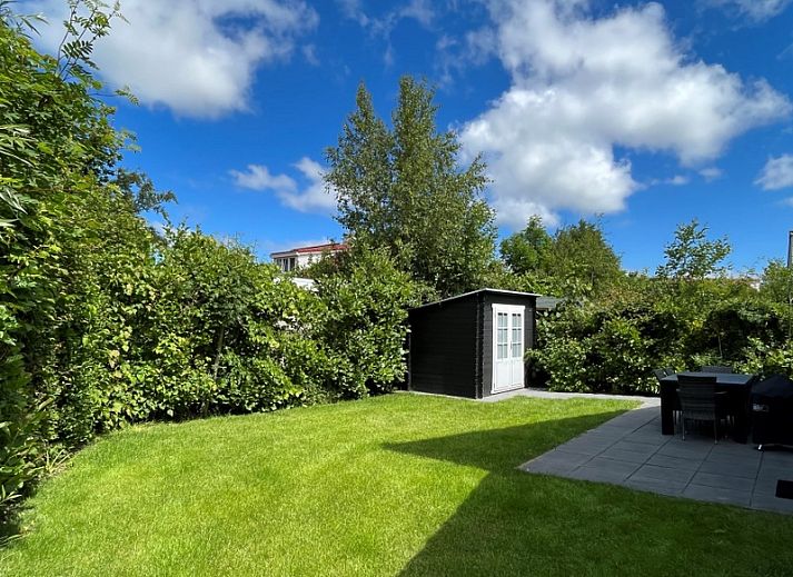 Vakantiehuis E 545 in De Cocksdorp, Texel, biedt een charmante buitenkant met een uitnodigend terras en groene omgeving op de Waddeneilanden.