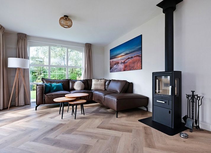 Das Ferienhaus F 682 in De Cocksdorp, Texel, bietet eine charmante Unterkunft mit einer grossen Terrasse inmitten der Natur auf den Watteninseln.