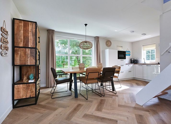 Das Ferienhaus F 682 in De Cocksdorp, Texel, bietet eine charmante Unterkunft mit einer grossen Terrasse inmitten der Natur auf den Watteninseln.