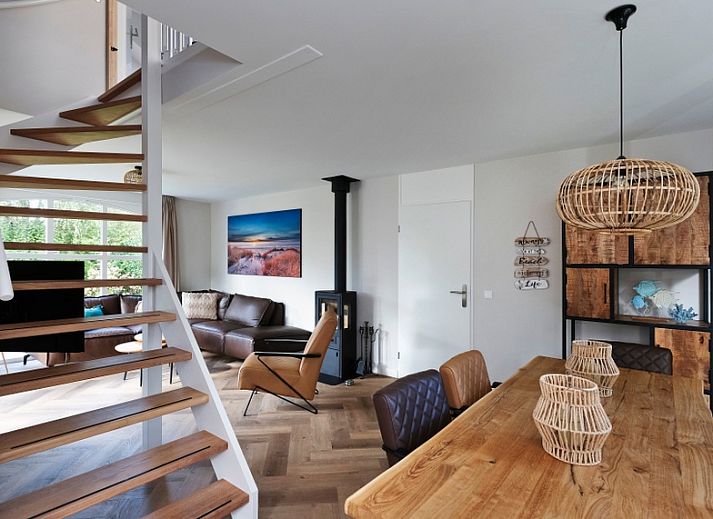 Das Ferienhaus F 682 in De Cocksdorp, Texel, bietet eine charmante Unterkunft mit einer grossen Terrasse inmitten der Natur auf den Watteninseln.