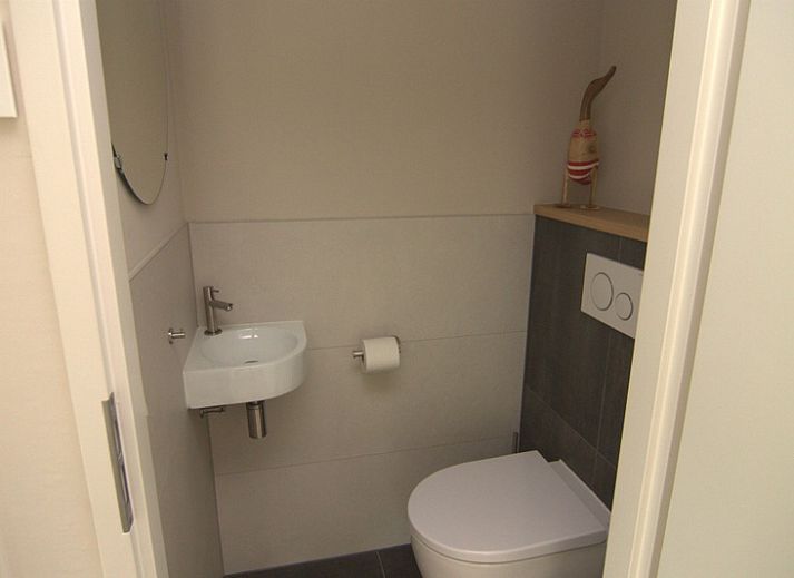 Das Ferienhaus F 682 in De Cocksdorp, Texel, bietet eine charmante Unterkunft mit einer grossen Terrasse inmitten der Natur auf den Watteninseln.