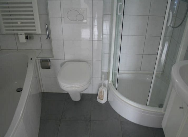 Vakantiehuis E 407 in De Cocksdorp, Texel biedt een charmante buitenkant met een groene omgeving op de Waddeneilanden.