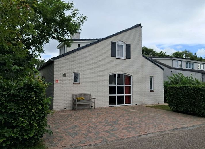 Vakantiehuis E 539 in De Cocksdorp, Texel, biedt een charmante buitenkant met een uitnodigend terras en groene omgeving op de Waddeneilanden.