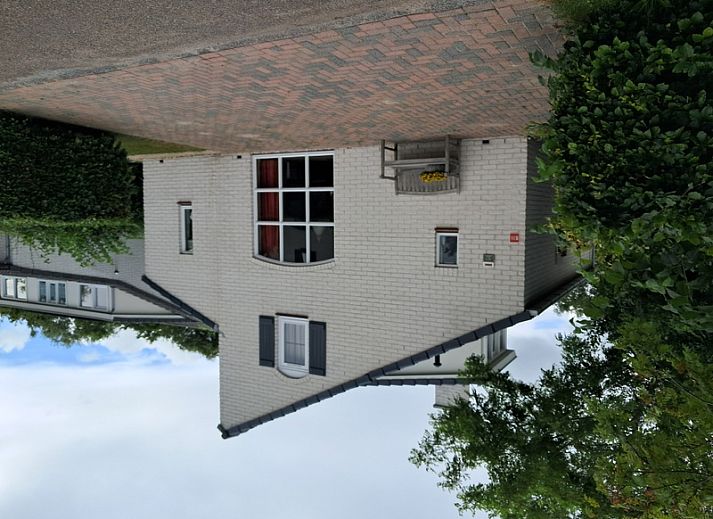Vakantiehuis E 539 in De Cocksdorp, Texel, biedt een charmante buitenkant met een uitnodigend terras en groene omgeving op de Waddeneilanden.