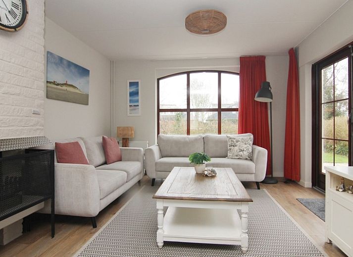 Vakantiehuis E 539 in De Cocksdorp, Texel, biedt een charmante buitenkant met een uitnodigend terras en groene omgeving op de Waddeneilanden.