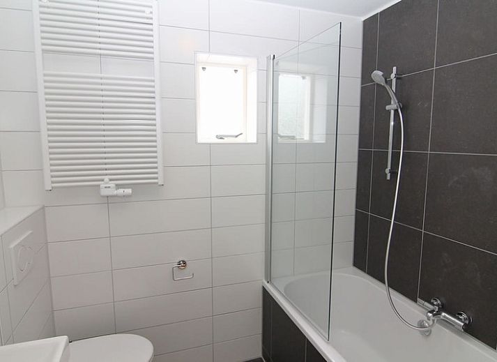 Vakantiehuis E 539, een charmant verblijf in De Cocksdorp, Texel, met uitnodigend terras en groene omgeving op de Waddeneilanden.