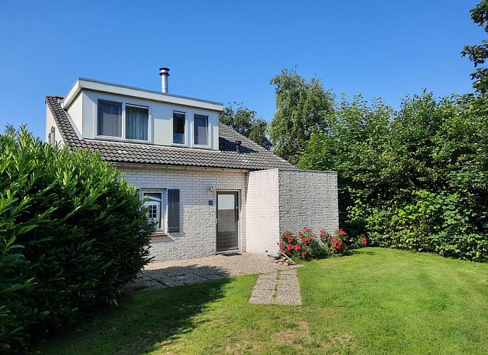 Vakantiehuis F 654 in De Cocksdorp, Texel, Waddeneilanden, omgeven door groene natuur en een zonnig terras voor een ontspannen verblijf.