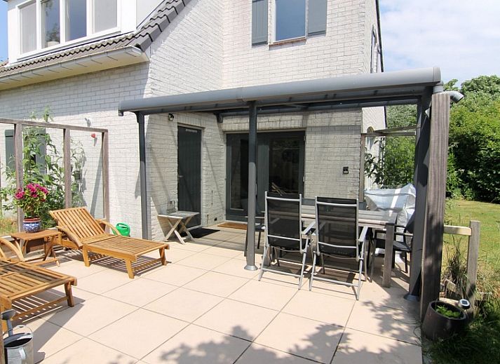 Vakantiehuis F 654 in De Cocksdorp, Texel, Waddeneilanden, omgeven door groene natuur en een zonnig terras voor een ontspannen verblijf.