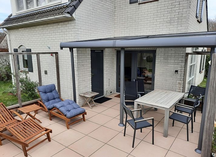 Vakantiehuis F 654 in De Cocksdorp, Texel, Waddeneilanden, omgeven door groene natuur en een zonnig terras voor een ontspannen verblijf.