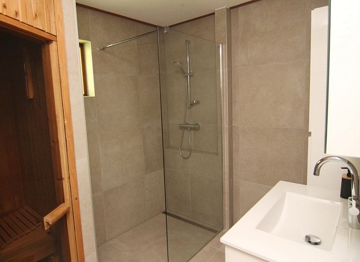 Vakantiehuis F 654 in De Cocksdorp, Texel, met zonnige veranda en groene omgeving op de Waddeneilanden.