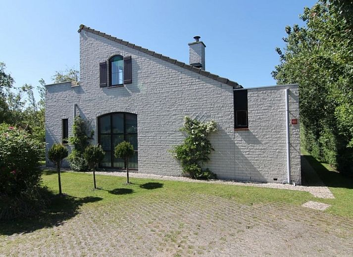 Vakantiehuis F 455 in De Cocksdorp, Texel, biedt een serene buitenkant met groene omgeving op de Waddeneilanden.