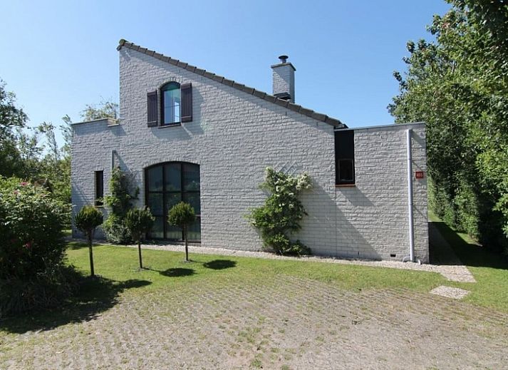 Vakantiehuis F 455 in De Cocksdorp, Texel, biedt een serene buitenkant met groene omgeving op de Waddeneilanden.