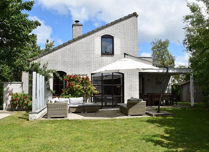 Vakantiehuis F 455 in De Cocksdorp, Texel, biedt een serene buitenkant met groene omgeving op de Waddeneilanden.