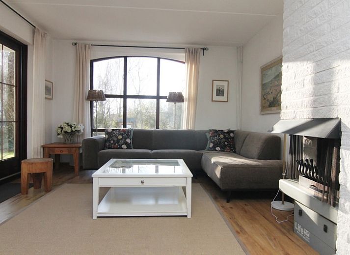 Vakantiehuis F 455 in De Cocksdorp, Texel, omgeven door groene natuur en een zonnige tuin, ideaal voor een ontspannen verblijf op de Waddeneilanden.