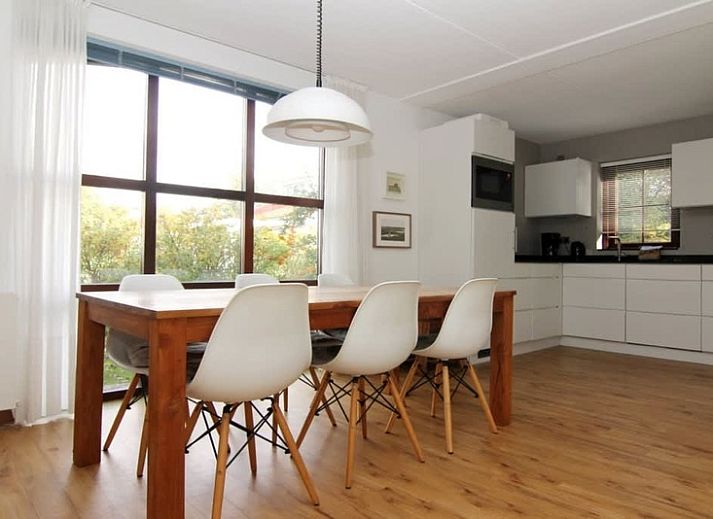 Vakantiehuis F 455 in De Cocksdorp, Texel, omgeven door groene natuur en een zonnige tuin, ideaal voor een ontspannen verblijf op de Waddeneilanden.