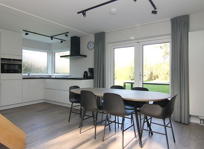 Das Ferienhaus F 775 in De Cocksdorp, Texel, bietet einen ruhigen Aussenbereich inmitten der Natur auf den Watteninseln.