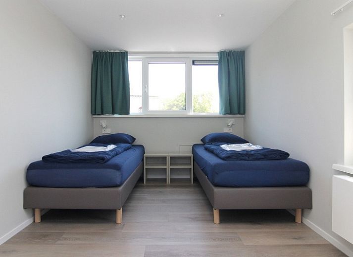 Das Ferienhaus F 775 in De Cocksdorp, Texel, bietet eine grosse Terrasse und einen gruenen Garten fuer einen erholsamen Aufenthalt auf den Watteninseln.