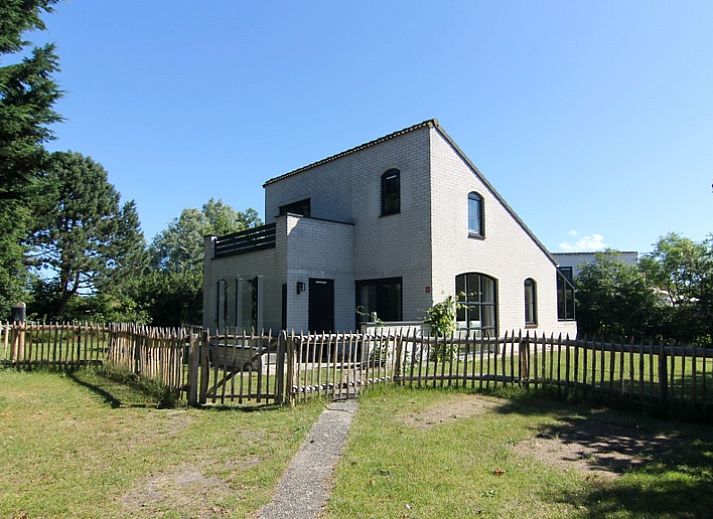 Ferienhaus F 567 in De Cocksdorp auf Texel, Watteninseln, mit sonniger Terrasse und umgeben von gruener Natur.
