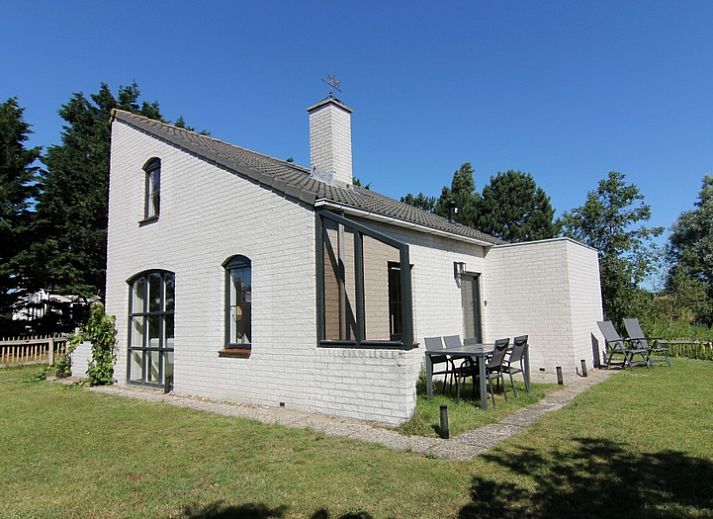 Ferienhaus F 567 in De Cocksdorp auf Texel, Watteninseln, mit sonniger Terrasse und umgeben von gruener Natur.