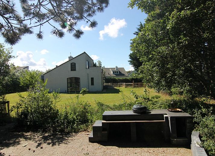 Ferienhaus F 567 in De Cocksdorp auf Texel, Watteninseln, mit sonniger Terrasse und umgeben von gruener Natur.