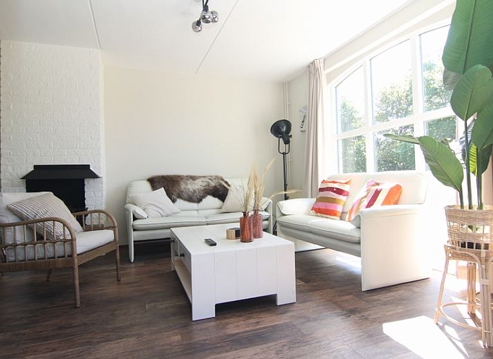 Ferienhaus F 567 in De Cocksdorp auf Texel, Watteninseln, mit sonniger Terrasse und umgeben von gruener Natur.