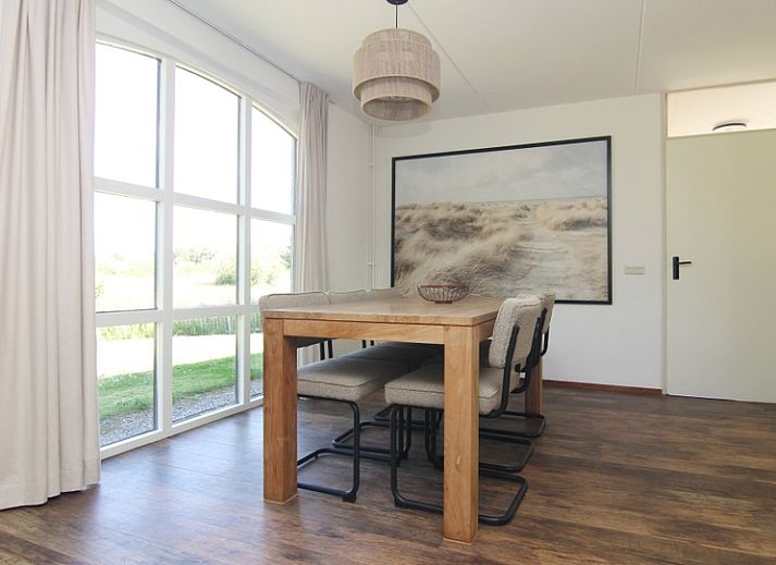Das Ferienhaus F 567 in De Cocksdorp, Texel, bietet einen schoenen Aussenbereich mit einer geschlossenen Terrasse, ideal fuer einen entspannten Aufenthalt auf den Watteninseln.