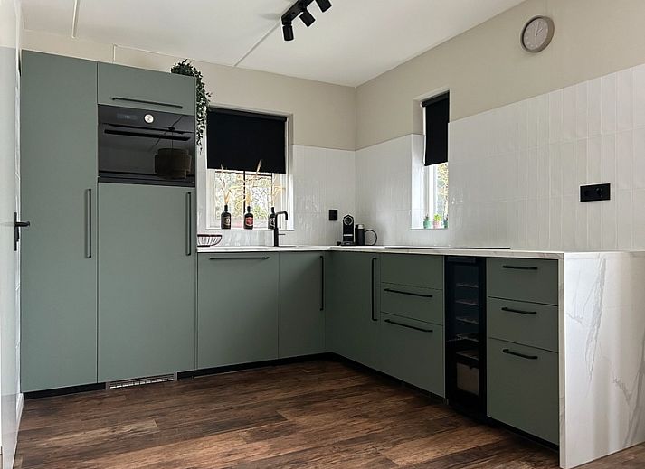 Das Ferienhaus F 567 in De Cocksdorp, Texel, bietet einen schoenen Aussenbereich mit einer geschlossenen Terrasse, ideal fuer einen entspannten Aufenthalt auf den Watteninseln.