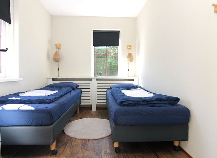 Das Ferienhaus F 567 in De Cocksdorp, Texel, bietet einen schoenen Aussenbereich mit einer geschlossenen Terrasse, ideal fuer einen entspannten Aufenthalt auf den Watteninseln.