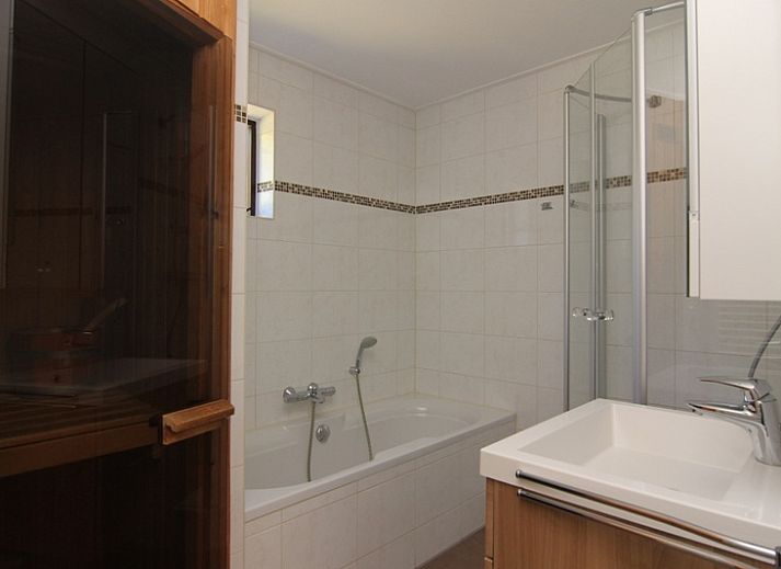 Das Ferienhaus F 567 in De Cocksdorp, Texel, bietet einen schoenen Aussenbereich mit einer geschlossenen Terrasse, ideal fuer einen entspannten Aufenthalt auf den Watteninseln.