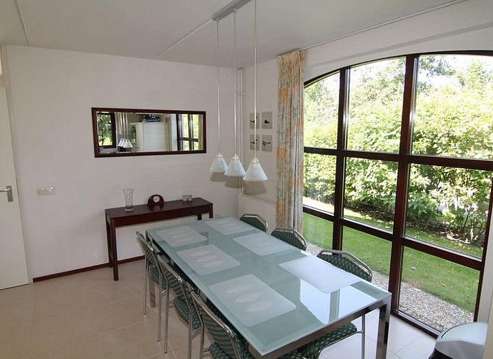 Vakantiehuis E 571 in De Cocksdorp, Texel, biedt een serene buitenruimte met moderne architectuur en groene omgeving op de Waddeneilanden.