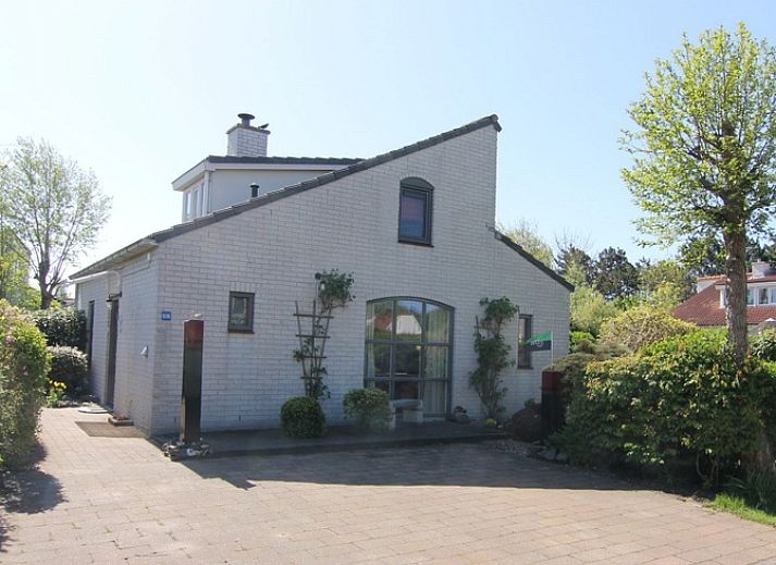 Vakantiehuis E 636 in De Cocksdorp, Texel, biedt een charmante buitenkant met groene omgeving op de Waddeneilanden.