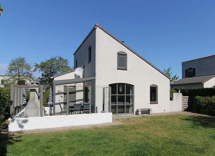 Vakantiehuis E 636 in De Cocksdorp, Texel, biedt een charmante buitenkant met groene omgeving op de Waddeneilanden.