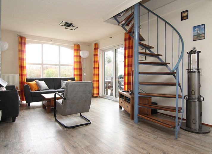 Vakantiehuis E 636 in De Cocksdorp, Texel, biedt een charmante buitenkant met groene omgeving op de Waddeneilanden.