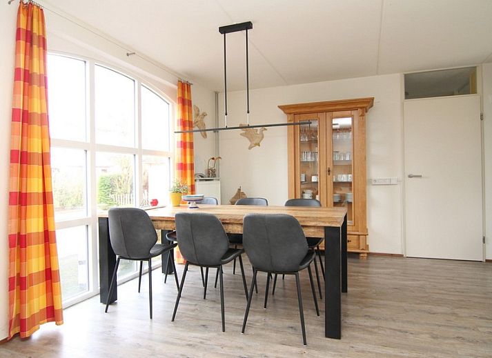 Vakantiehuis E 636 in De Cocksdorp, Texel, biedt een charmante buitenkant omgeven door groen en rust op de Waddeneilanden.