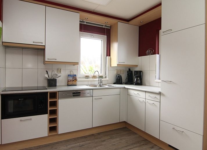 Vakantiehuis E 636 in De Cocksdorp, Texel, biedt een charmante buitenkant omgeven door groen en rust op de Waddeneilanden.