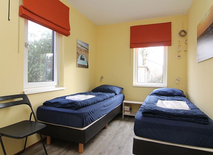 Vakantiehuis E 636 in De Cocksdorp, Texel, biedt een charmante buitenkant omgeven door groen en rust op de Waddeneilanden.