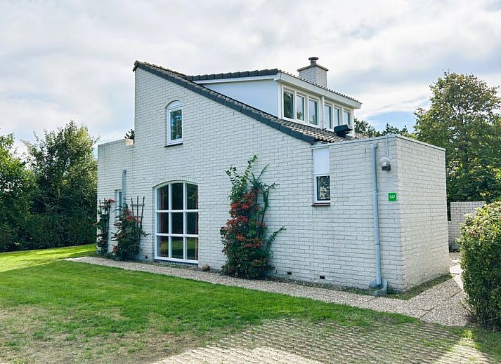 Vakantiehuis F 647 in De Cocksdorp, Texel, biedt een serene verblijfservaring met een charmante buitenkant en groene omgeving op de Waddeneilanden.