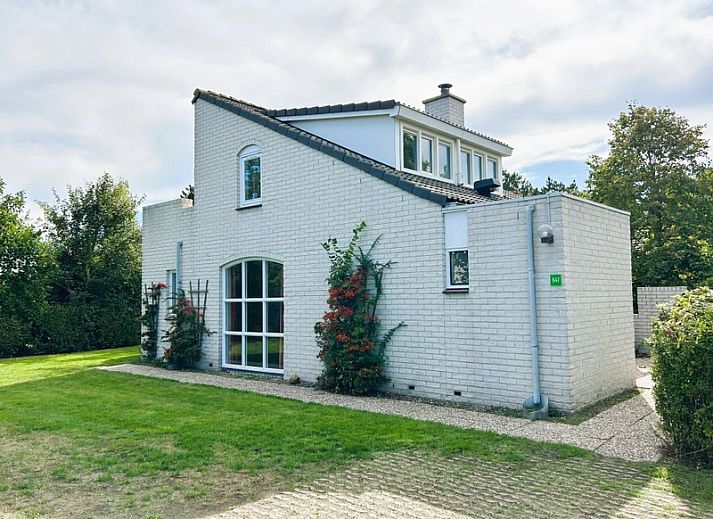 Vakantiehuis F 647 in De Cocksdorp, Texel, biedt een serene verblijfservaring met een charmante buitenkant en groene omgeving op de Waddeneilanden.