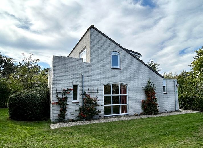 Vakantiehuis F 647 in De Cocksdorp, Texel, biedt een serene verblijfservaring met een charmante buitenkant en groene omgeving op de Waddeneilanden.