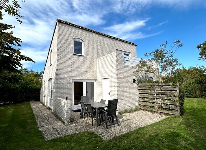 Vakantiehuis F 647 in De Cocksdorp, Texel, biedt een serene verblijfservaring met een charmante buitenkant en groene omgeving op de Waddeneilanden.