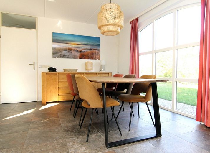 Vakantiehuis F 647 in De Cocksdorp, Texel, biedt een charmante buitenkant met een groene tuin, ideaal voor ontspanning op de Waddeneilanden.